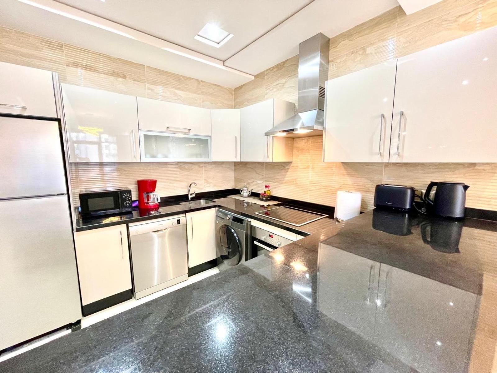 Modern Elegance With Sea Views In Central Tangier - Steps To Beach, Train And Attractions! Εξωτερικό φωτογραφία